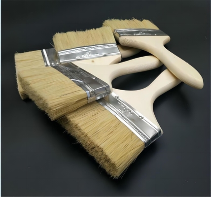 Applicazione di vernice da parete con spazzola da vernice a pennello e maniglia di legno bianco da 4 pollici