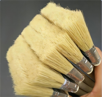Applicazione di vernice da parete con spazzola da vernice a pennello e maniglia di legno bianco da 4 pollici