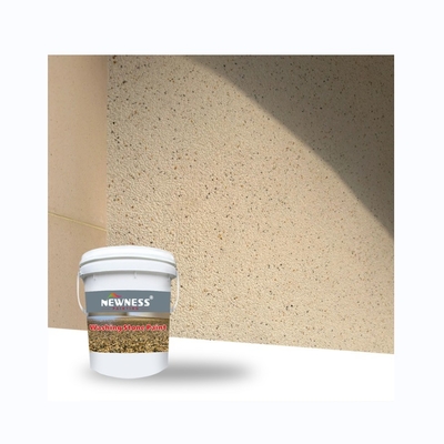 Verniciatura di pareti esterne di case con vernice granitica con effetto di consistenza grezza